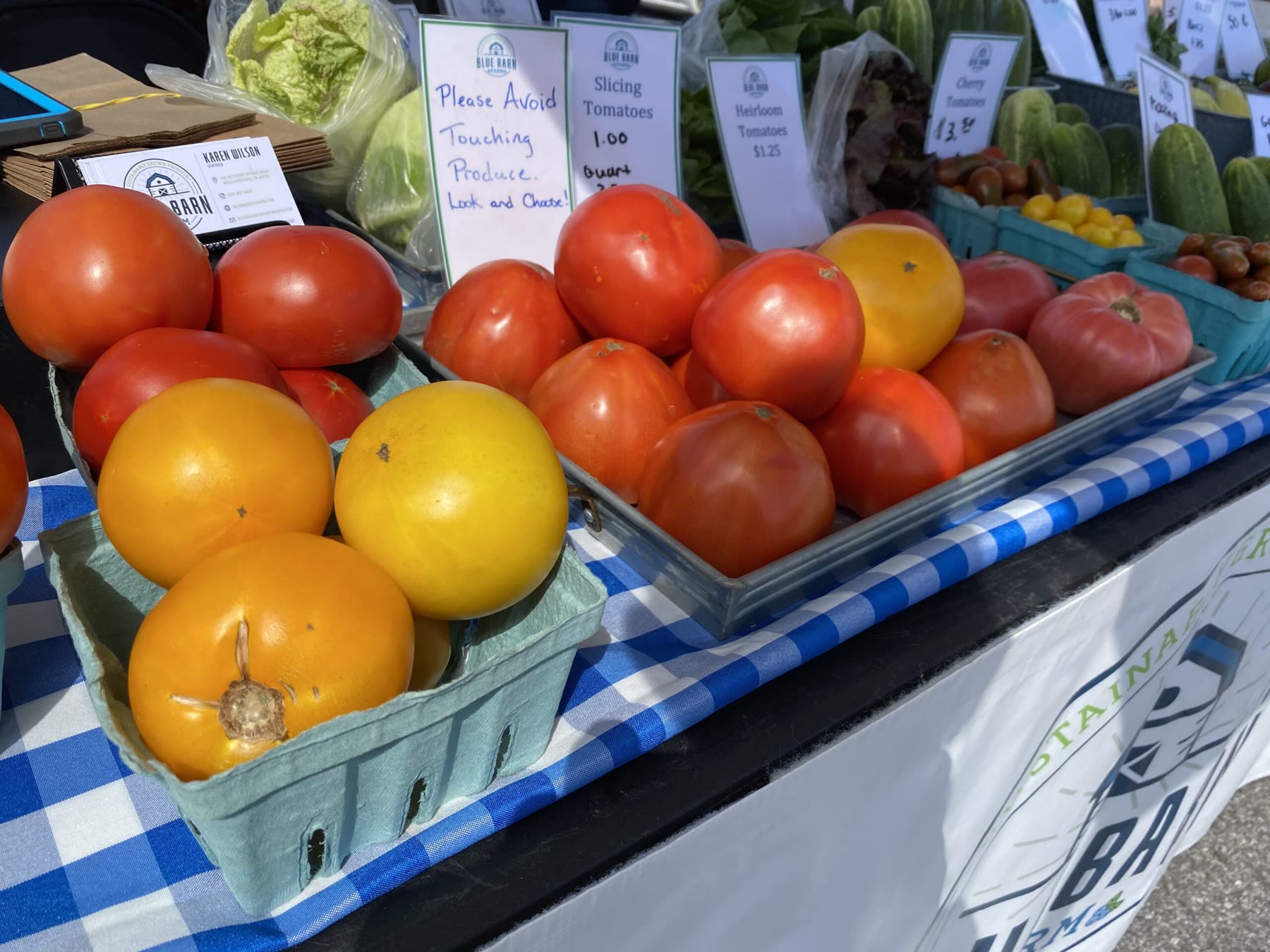 Red and yellow tomatoes in quart boxes